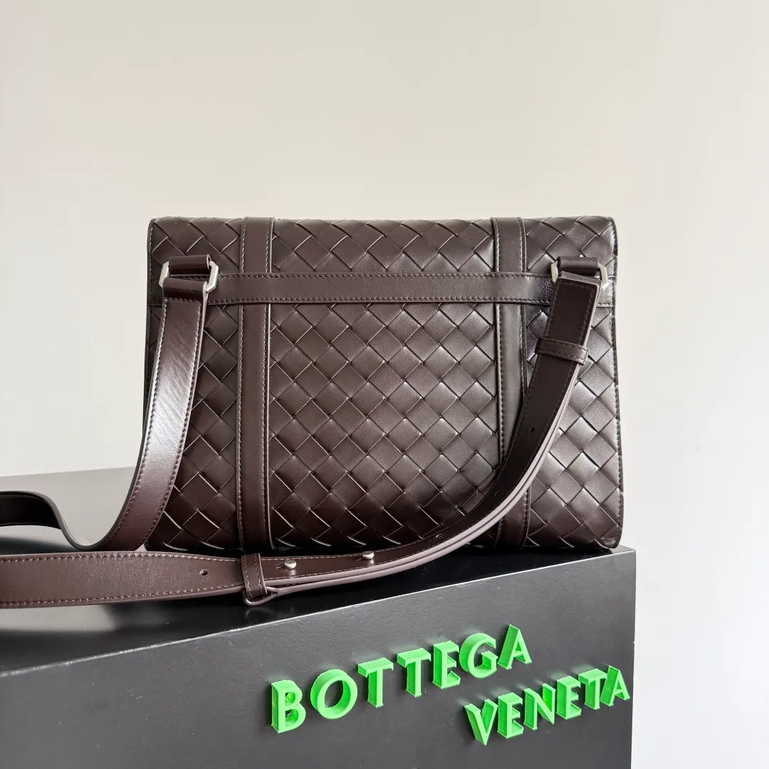 Batch 1960 BOTTEGA VENETA 2025 new product PICCOLO PORTFOLIO men's briefcase is officially shipped. BV's briefcases have always continued the simple and elegant design, and this time is no exception. The difference is that the overall shape of this briefcase is free and youthful, which reduces a lot of seriousness and creates a relaxed atmosphere. The small size can also be worn cross-body, which is very convenient for elites who do not need to carry many items when going out. The open-top design is more simple. It comes with two open small compartments and a large zippered compartment. It can be stored in an orderly manner anytime and anywhere, and the items carried in the bag can be clearly seen at a glance. Style number: 815785 Size: 30*21*6.5cm